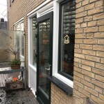 Kunststof achterdeur balkondeurkozijn wit 6009 houtnerf verdiept profiel buiten draaiend Raamko Breda
