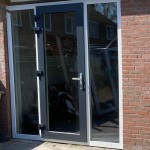 Kömmerling K Vision Classic kunststof kozijn deur buiten draaiend 7016 antraciet houtnerf Zwijndrecht. Raamko